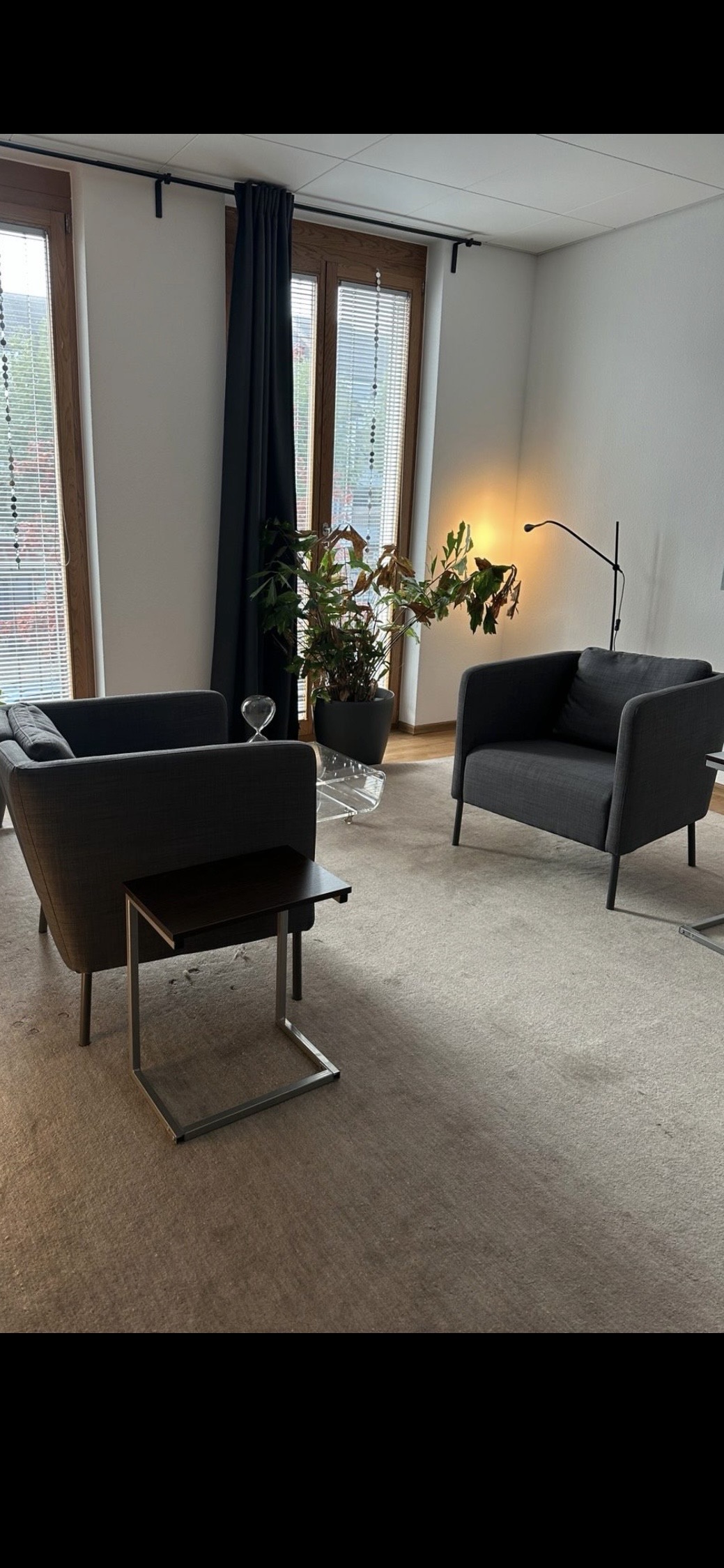 Schöner heller Raum in Psychotherapiepraxis